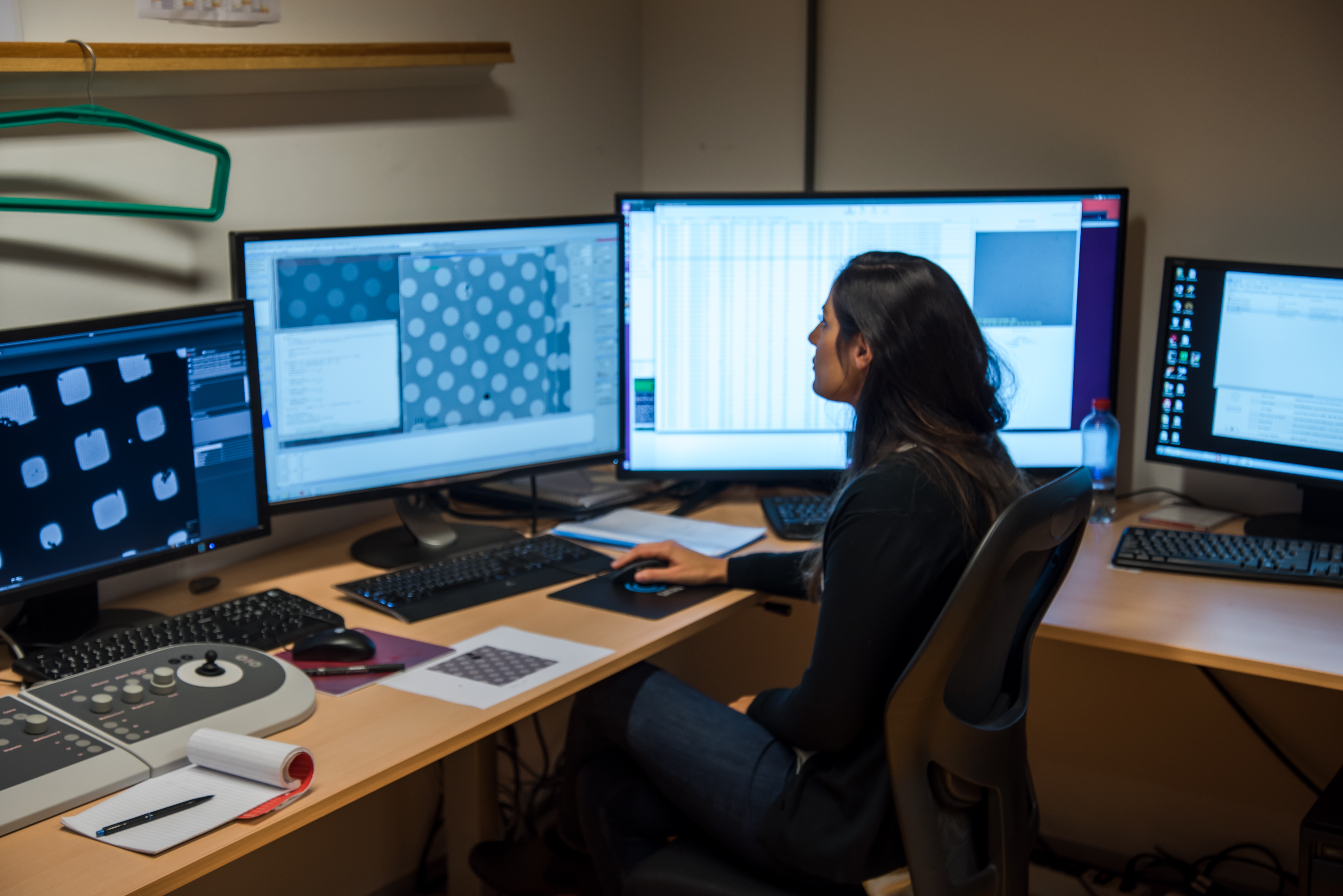 Cristina Paulino in action, operating and acquiring data at the in-house high-end cryo-electron microscope Talos Arctica she supervises and manages. 