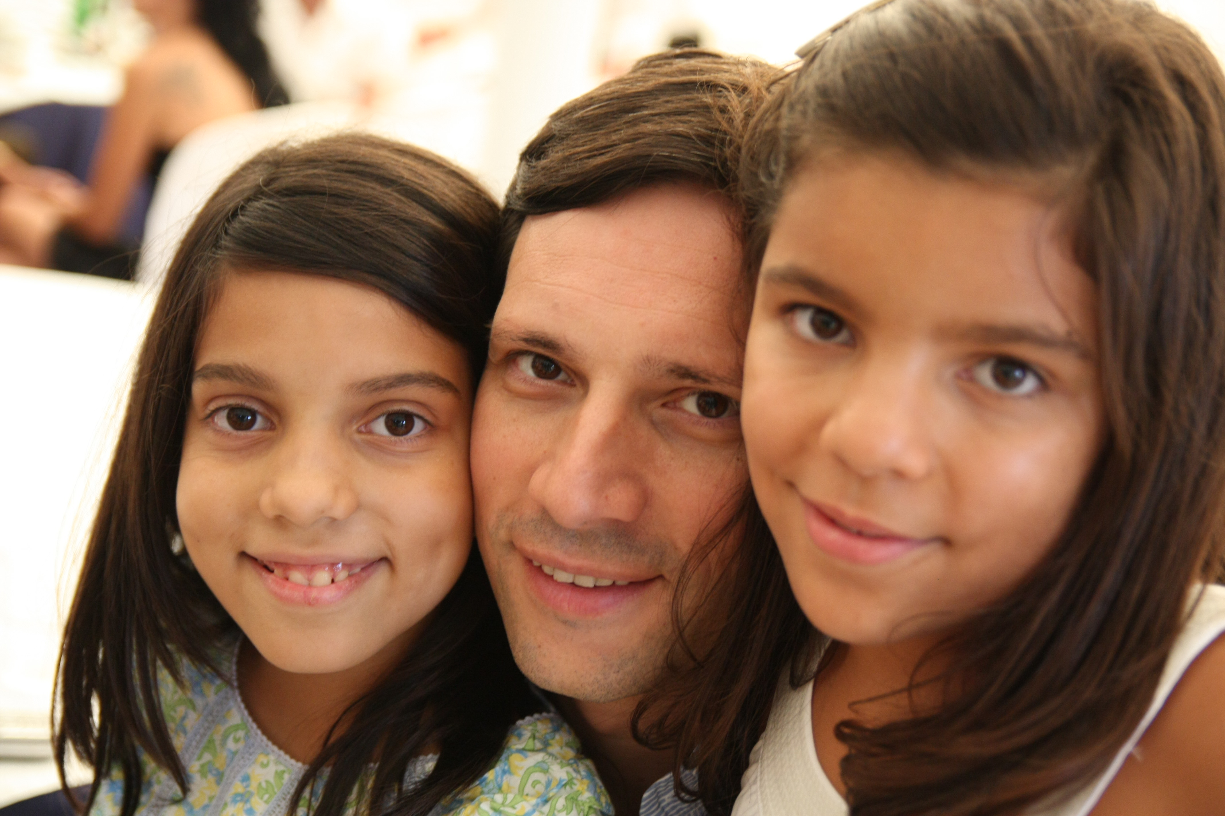 Castanho with his daughters, Catarina (left) and Sofia (right).