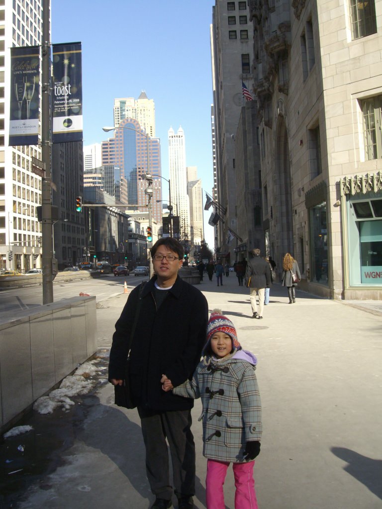 Im and his daughter, Nayoung, walking in Chicago.